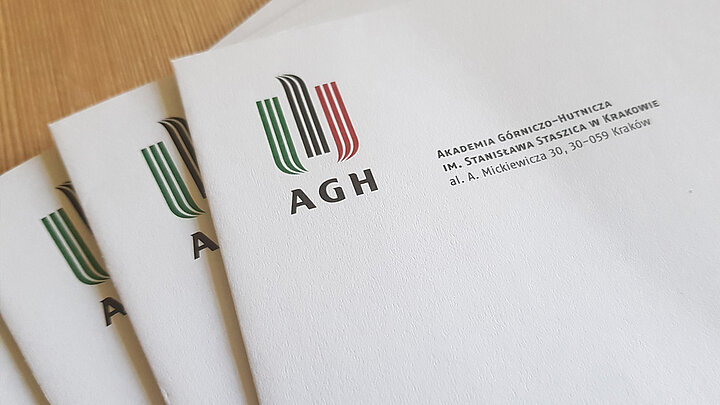 Zdjęcie kopert pocztowych z logo AGH